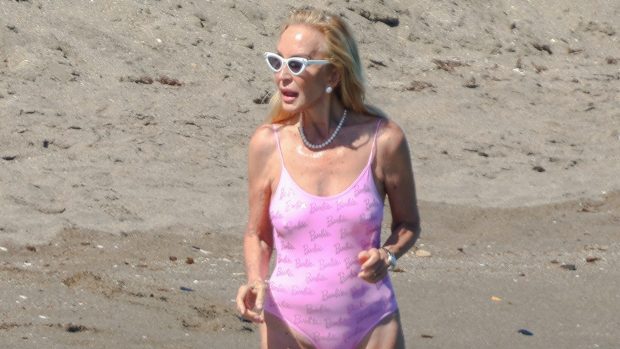 Carmen Lomana en la playa / Gtres