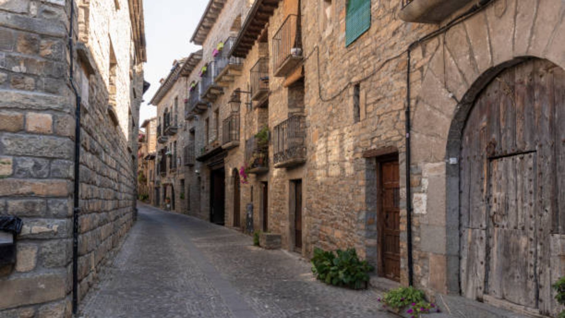 calles medievales entre preciosos ríos