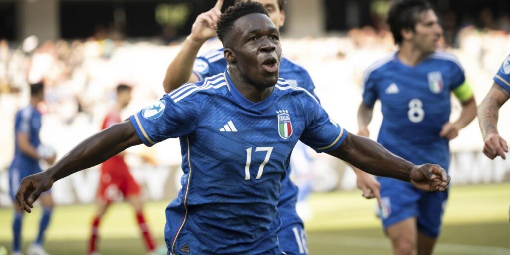 2-3: Italia pasa de golear a sufrir pero logra un triunfo clave