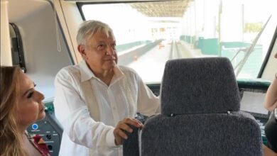 AMLO aborda el primer vagón terminado del Tren Maya | Video
