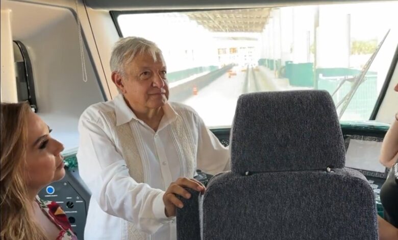 AMLO aborda el primer vagón terminado del Tren Maya | Video