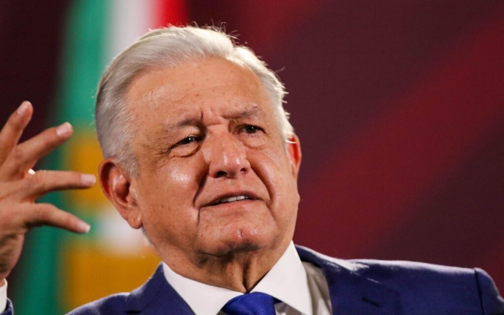 AMLO continúa poniendo canciones en mañanera pese a sanciones de Youtube