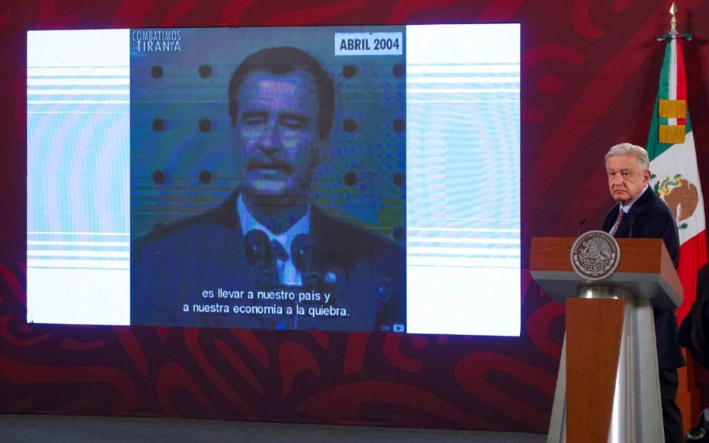 AMLO debate otra vez con Fox sobre autoría de pensiones