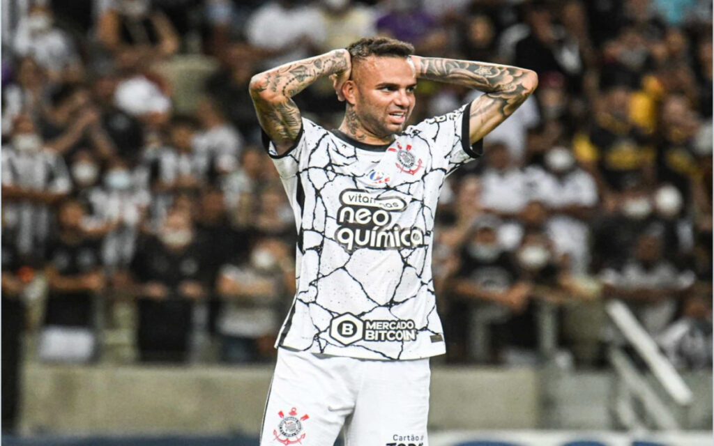 Acaban barristas de Corinthians con la juerga del mediocampista Luan | Video