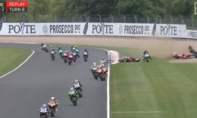 Accidente sobrecogedor en Donington Park durante la primera vuelta de la carrera 2 de WorldSBK