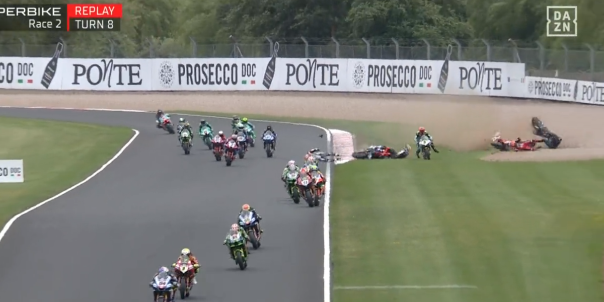 Accidente sobrecogedor en Donington Park durante la primera vuelta de la carrera 2 de WorldSBK