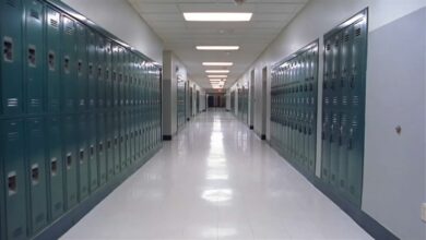 Acusan hombre de Nebraska de hacerse pasar por estudiante