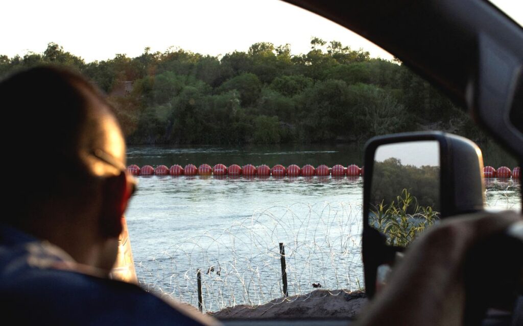 Agentes de Texas tienen la orden de empujar niños al Río Bravo: Houston Chronicle