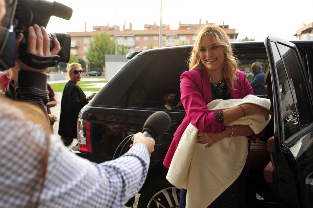 Alba Carillo presentando a su bebé / Gtres