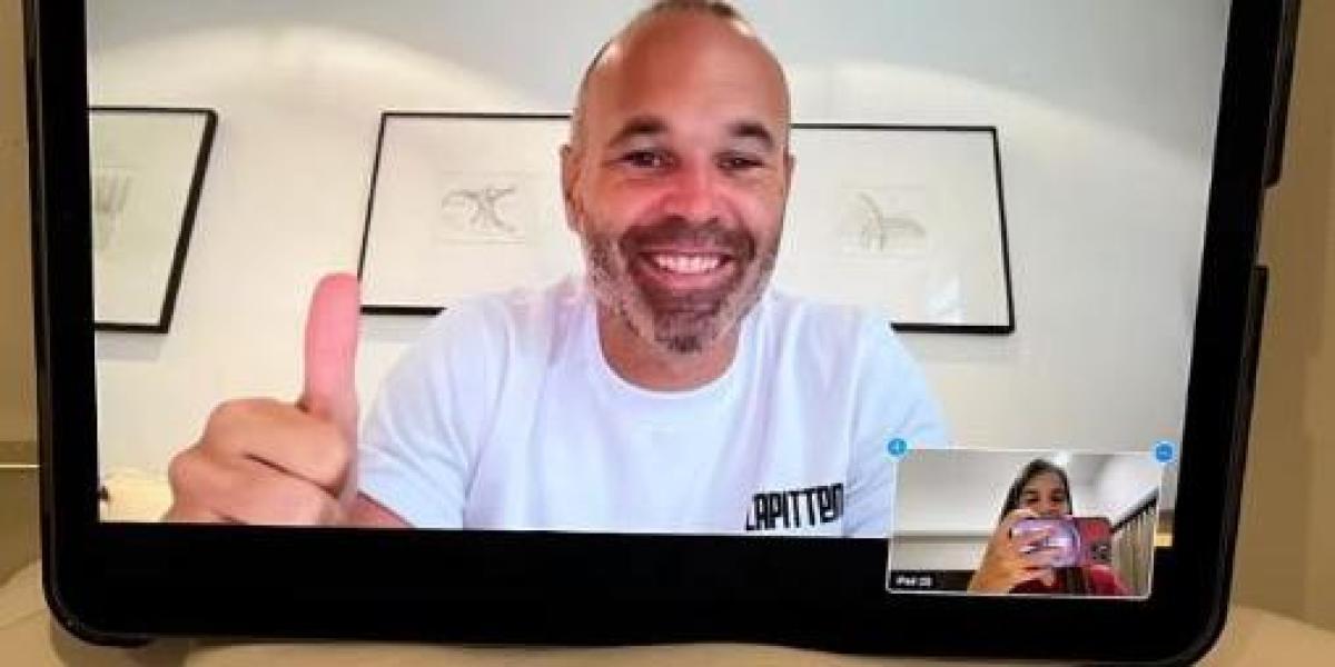 Alba Redondo recibe consejos de Andrés Iniesta