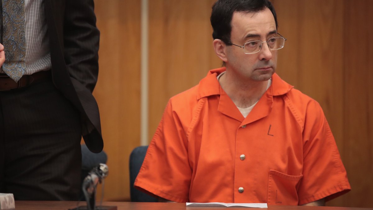 Apuñalan a Larry Nassar en prisión de Florida