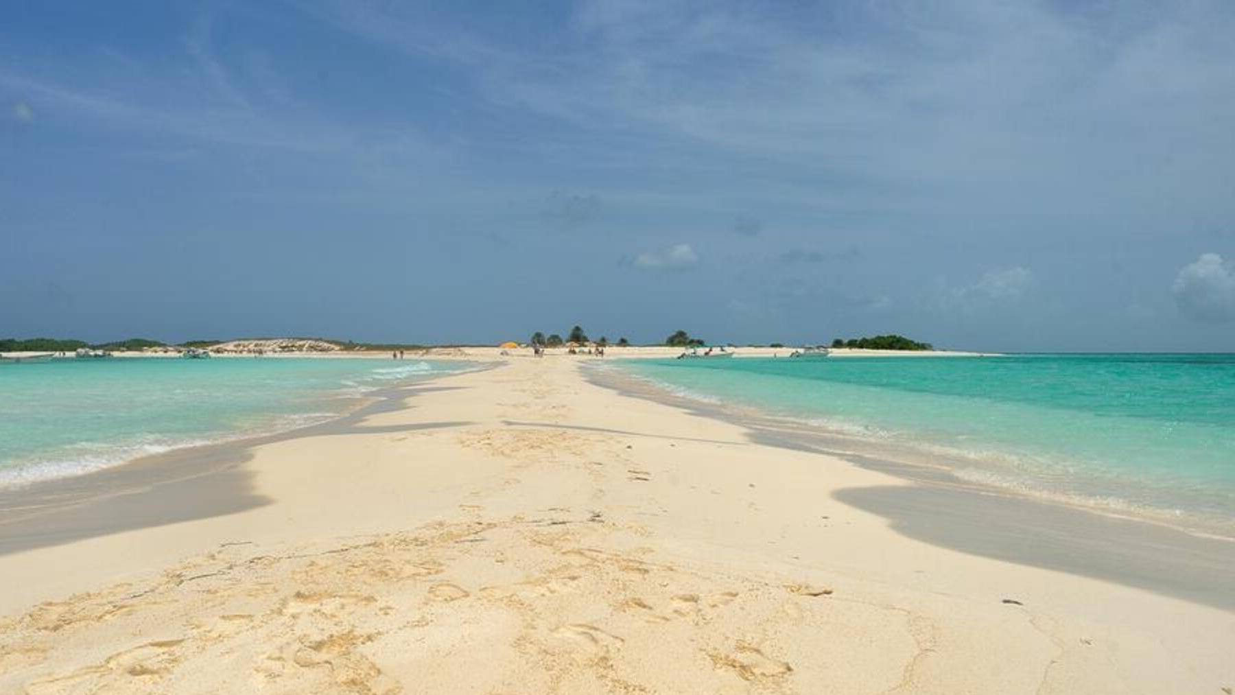 Así es el impresionante ‘Camino de Moisés’ que parte el mar en dos