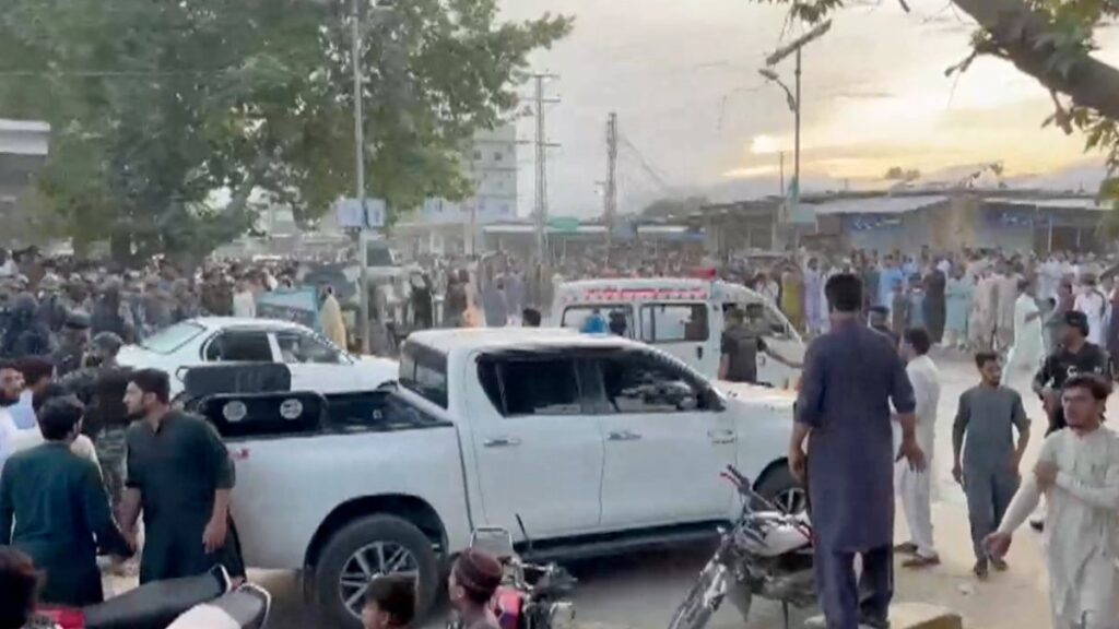 Atentado bomba deja decenas de muertos y cientos de heridos en Pakistán