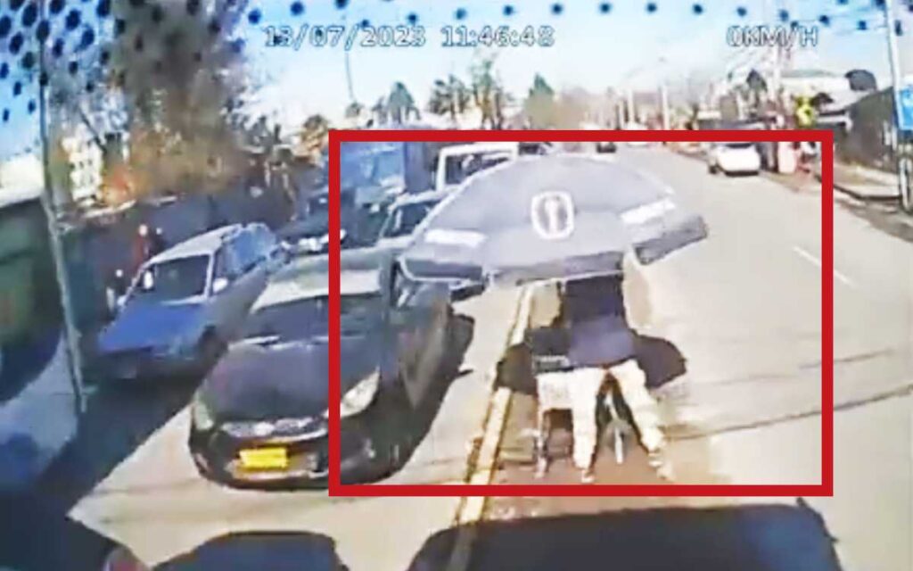 Autobús se va sin control contra ambulante, autos, postes...