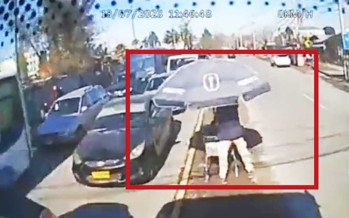 Autobús se va sin control contra ambulante, autos, postes…