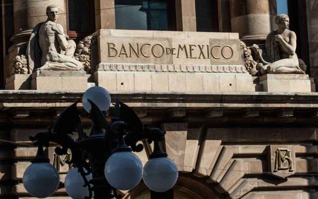 Banxico ve necesario mantener la tasa clave por un período prolongado
