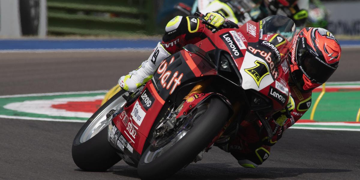 Bautista comienza arrasando en Imola y acaricia el récord de victorias