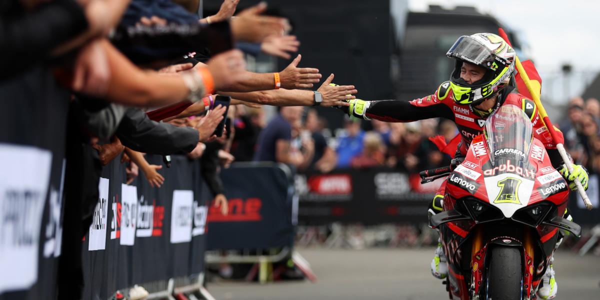 Bautista también impone su ley en Donington Park