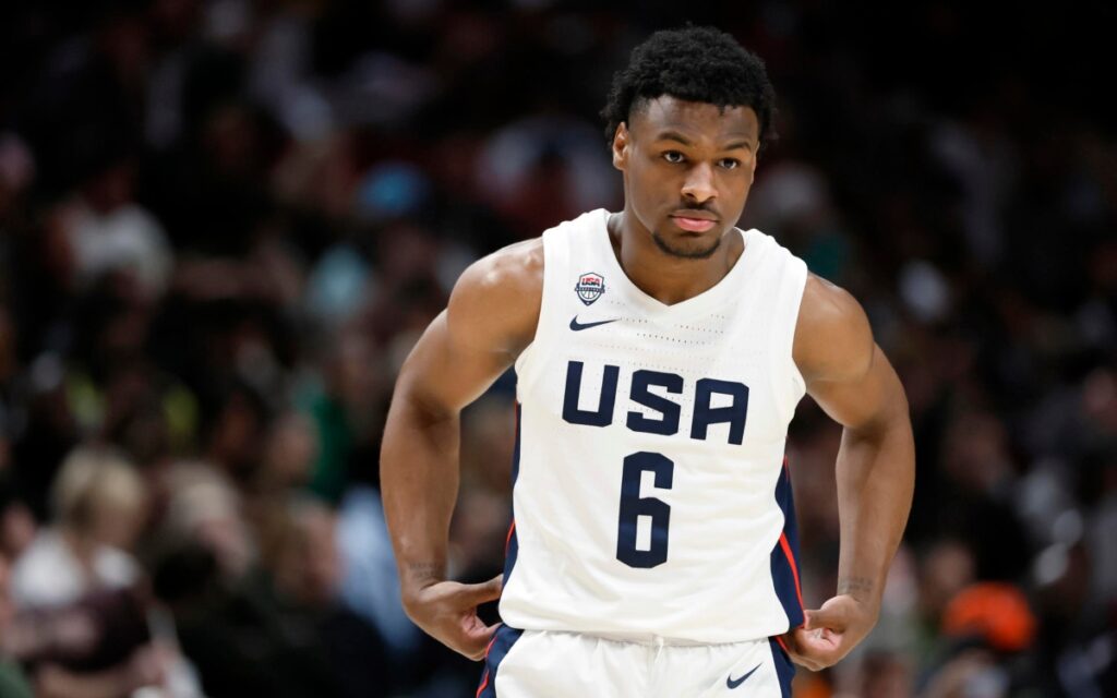 Bronny James, hijo de LeBron, estable tras sufrir un paro cardíaco mientras entrenaba