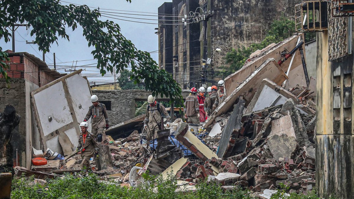 Buscan a más de 10 desaparecidos tras desplome de un edificio en Brasil