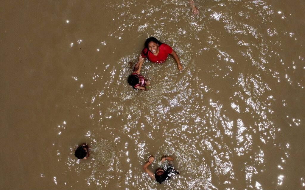 Calor extremo orilla a familias a refrescarse en el río Bravo, pese a contaminación y Patrulla Fronteriza