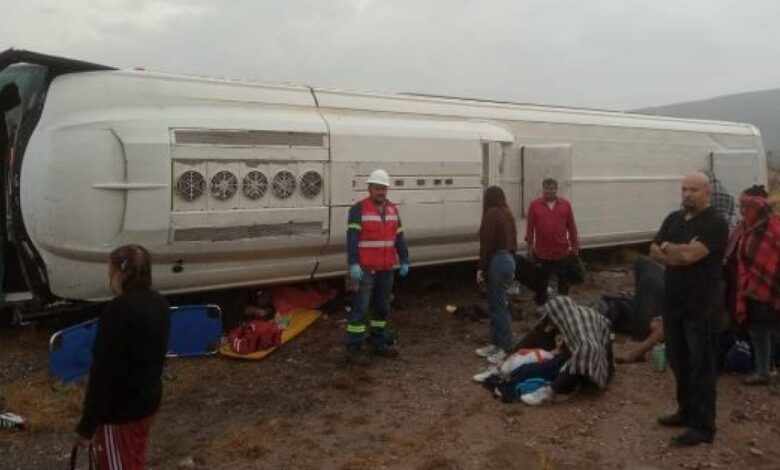 Choque de autobús deja 8 muertos y decenas de heridos en México