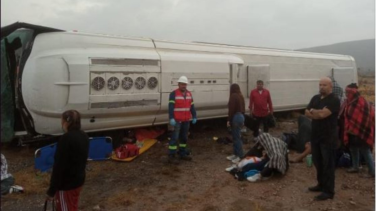 Choque de autobús deja 8 muertos y decenas de heridos en México