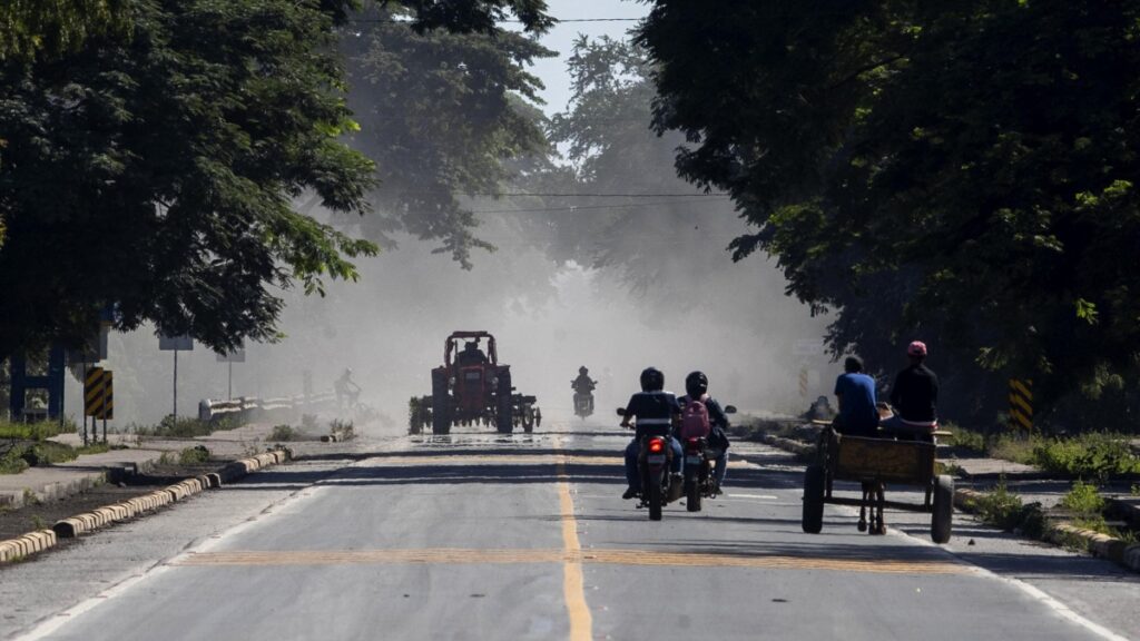 Con olor a azufre y cubiertas de ceniza quedan comunidades cercanas a explosión de volcán