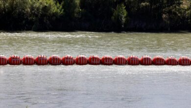 Departamento de Justicia de EU notifica a Texas que planea denunciar por 'muro' flotante