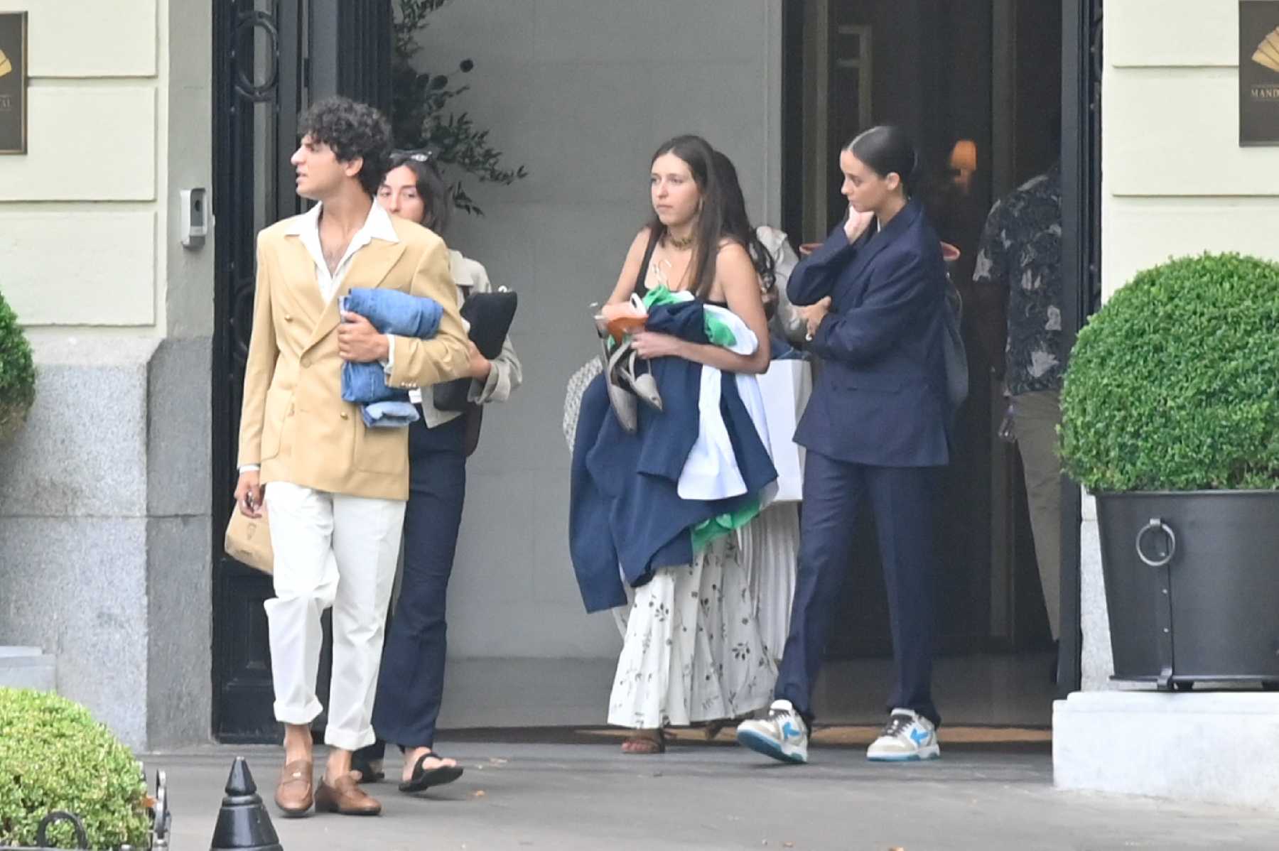 Victoria Federica junto a varios de sus amigos en el Hotel Ritz / Gtres