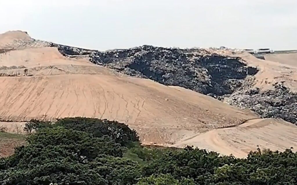 Deslave sepulta a 4 personas en relleno sanitario de Naucalpan; rescatan a 3