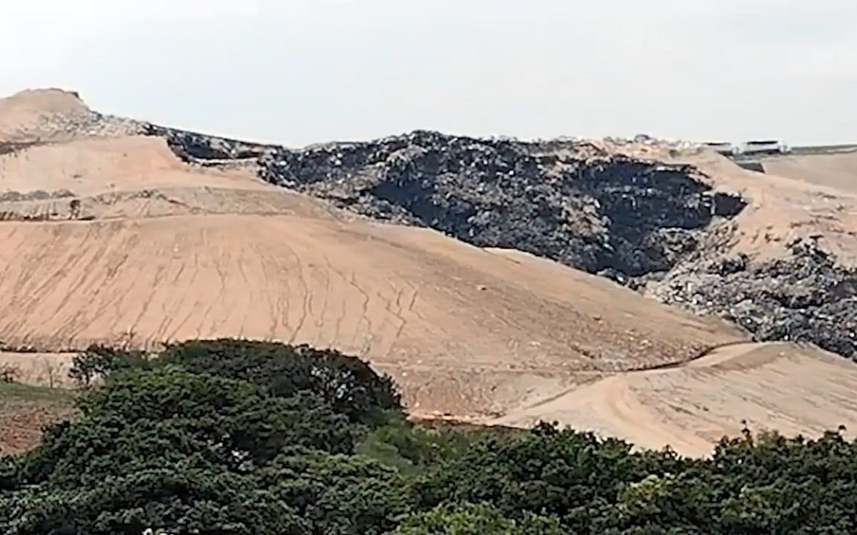 Deslave sepulta a 4 personas en relleno sanitario de Naucalpan; rescatan a 3