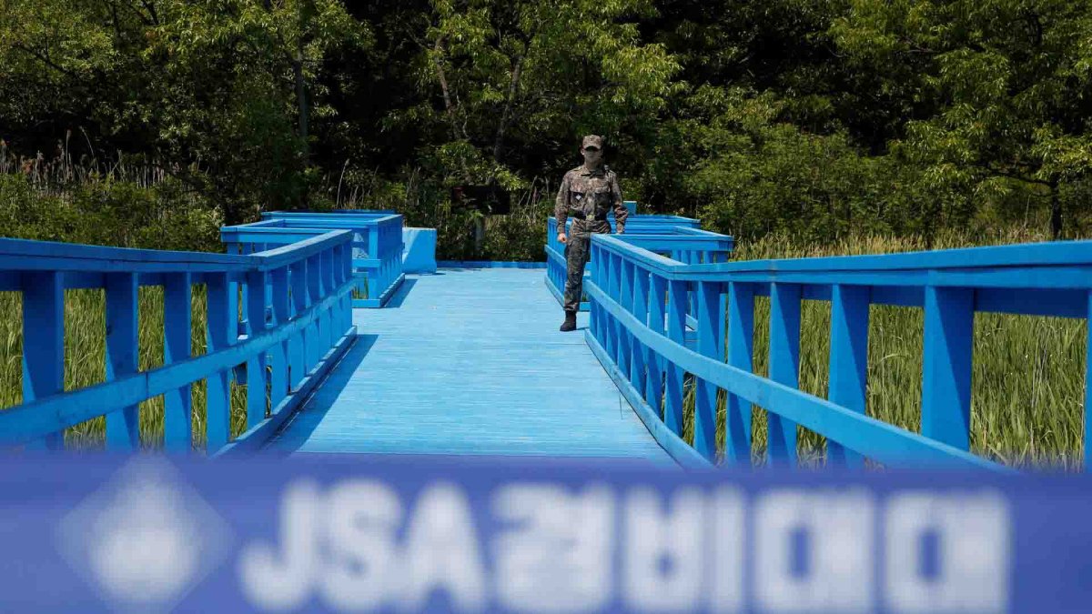 Detienen a estadounidense que entró sin autorización a Corea del Norte