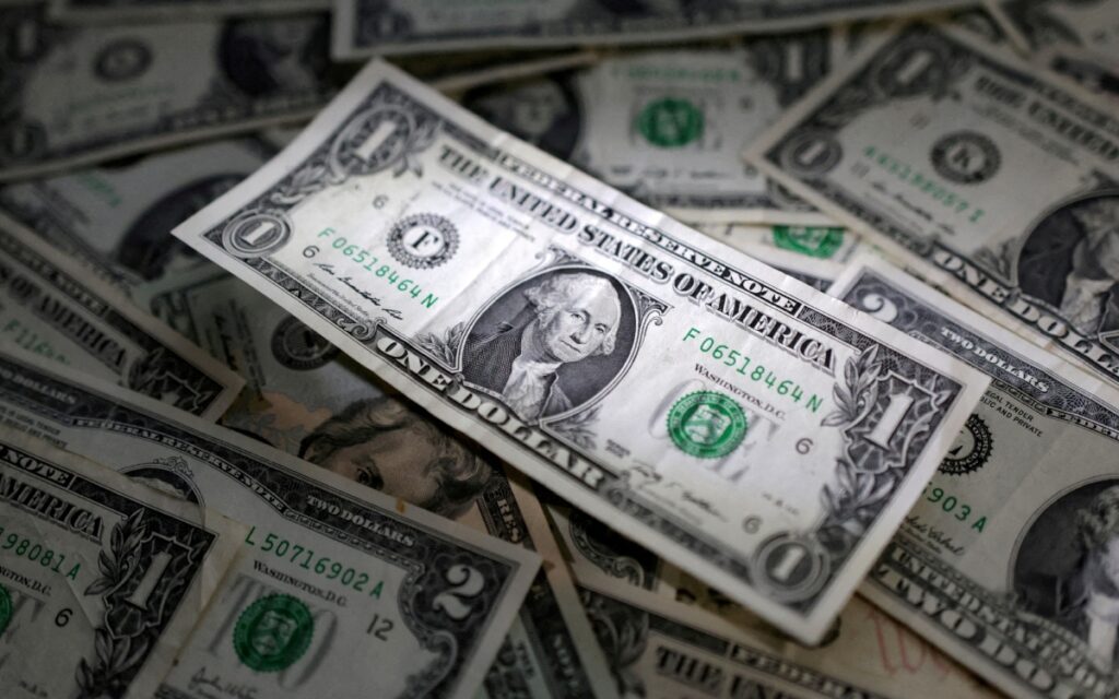 Dólar cae a su peor nivel en 15 meses