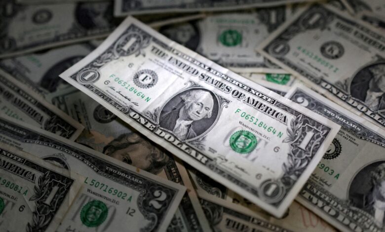 Dólar cae a su peor nivel en 15 meses