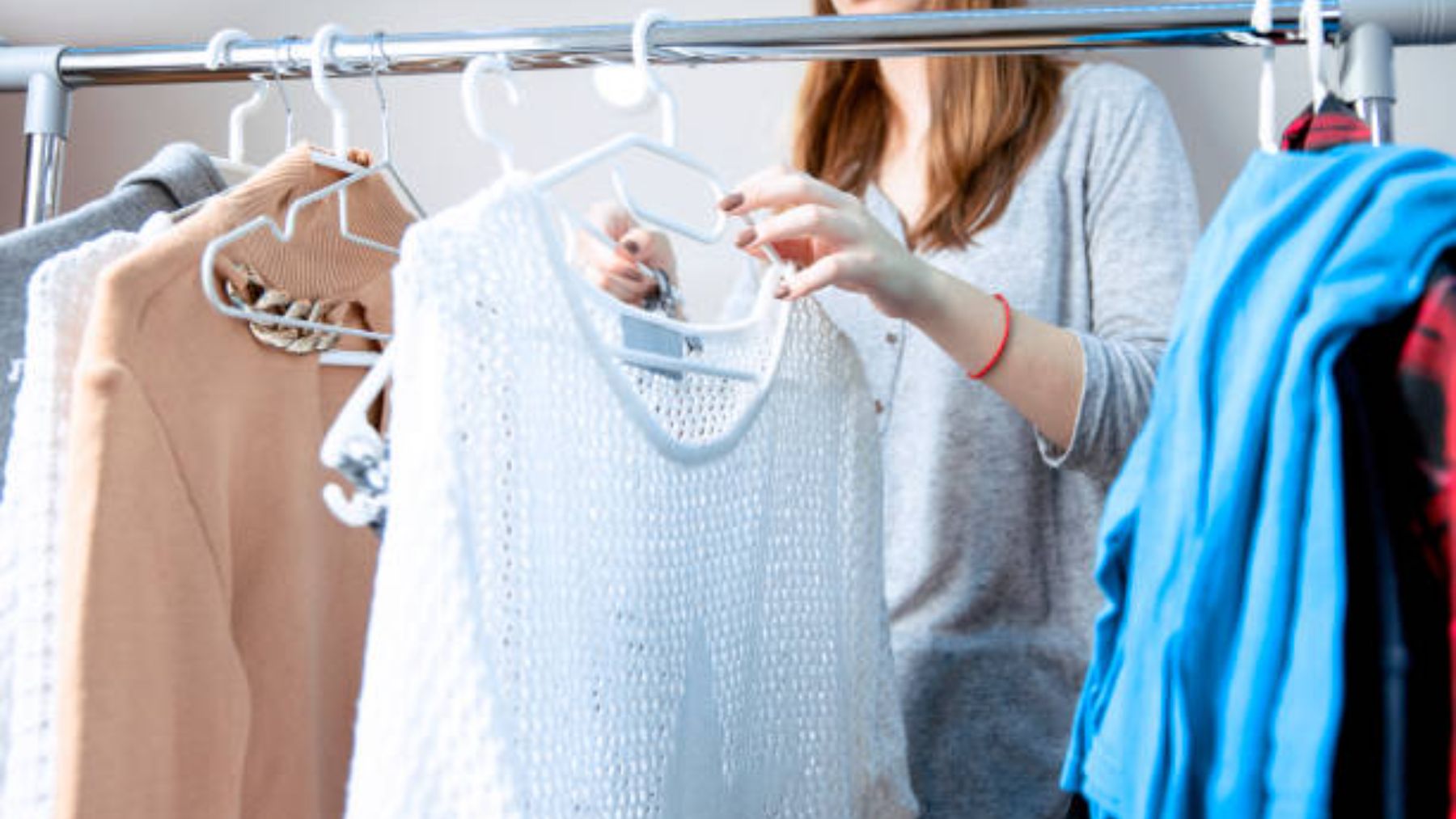 El famoso truco de la percha al revés y por qué deberías usarlo en tu armario