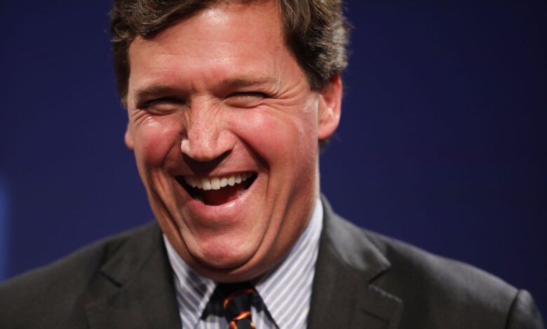 El hombre al que Tucker Carlson acusó de actuar como infiltrado del FBI en el ataque al Capitolio demanda a Fox News