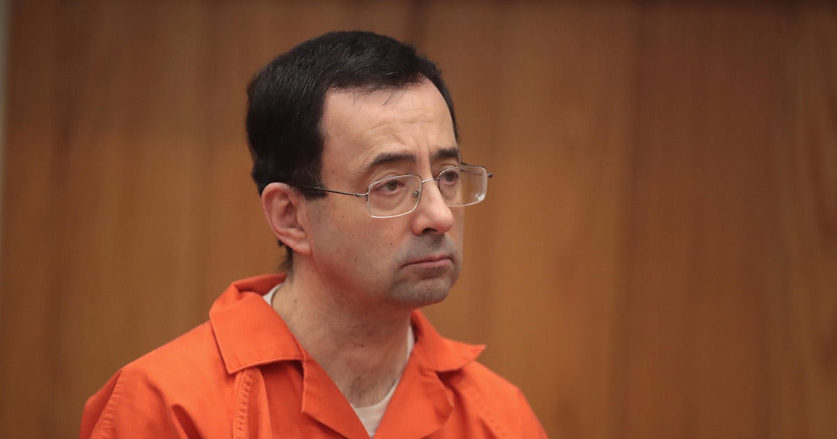 El médico deportivo caído en desgracia Larry Nassar habría sido apuñalado varias veces en una prisión de Florida