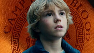 El póster de Percy Jackson Show muestra el logotipo del campamento mestizo y el casco de batalla