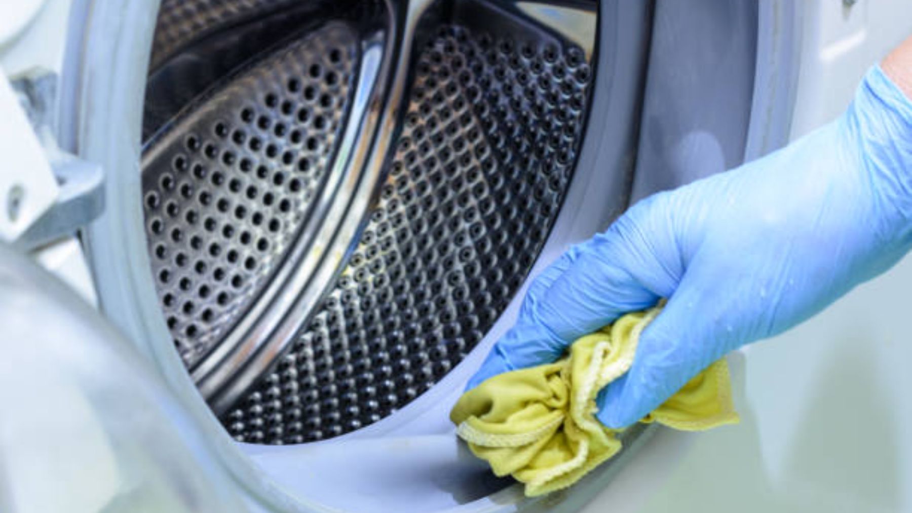 El truco definitivo para acabar de una vez por todas con el moho y la humedad de tu lavadora