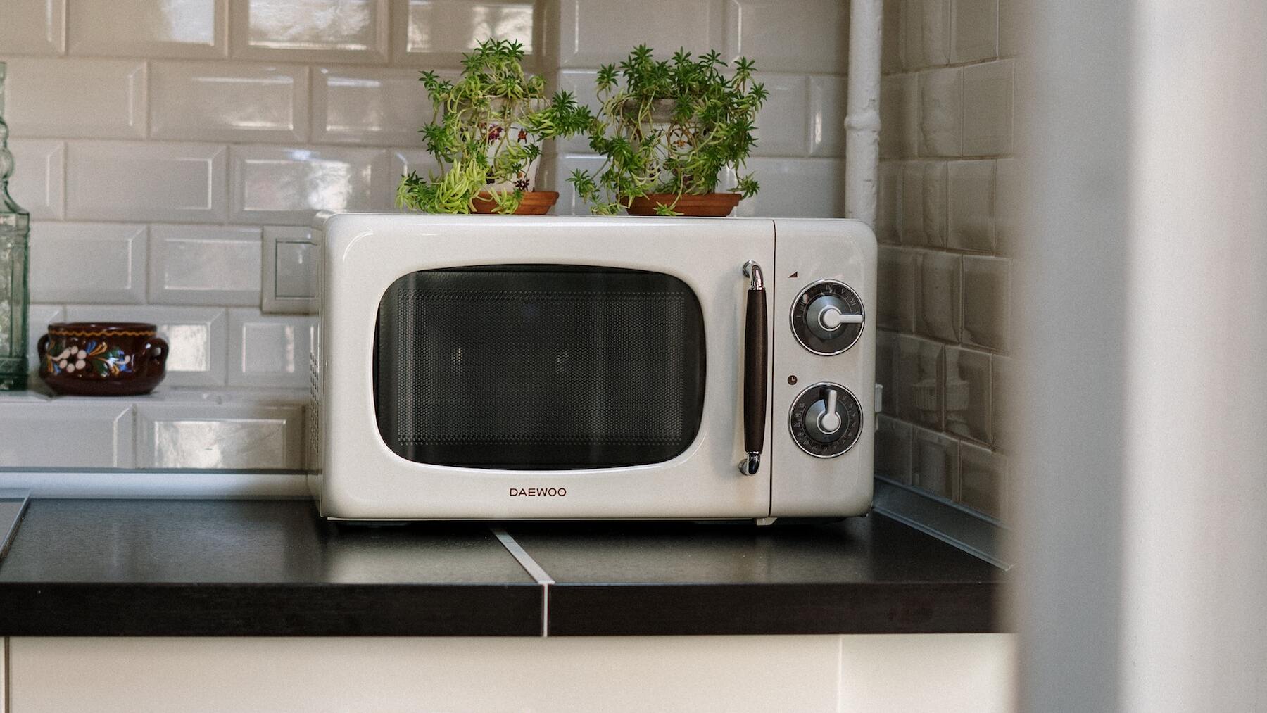 El truco del vaso de agua en el microondas que debes utilizar ya