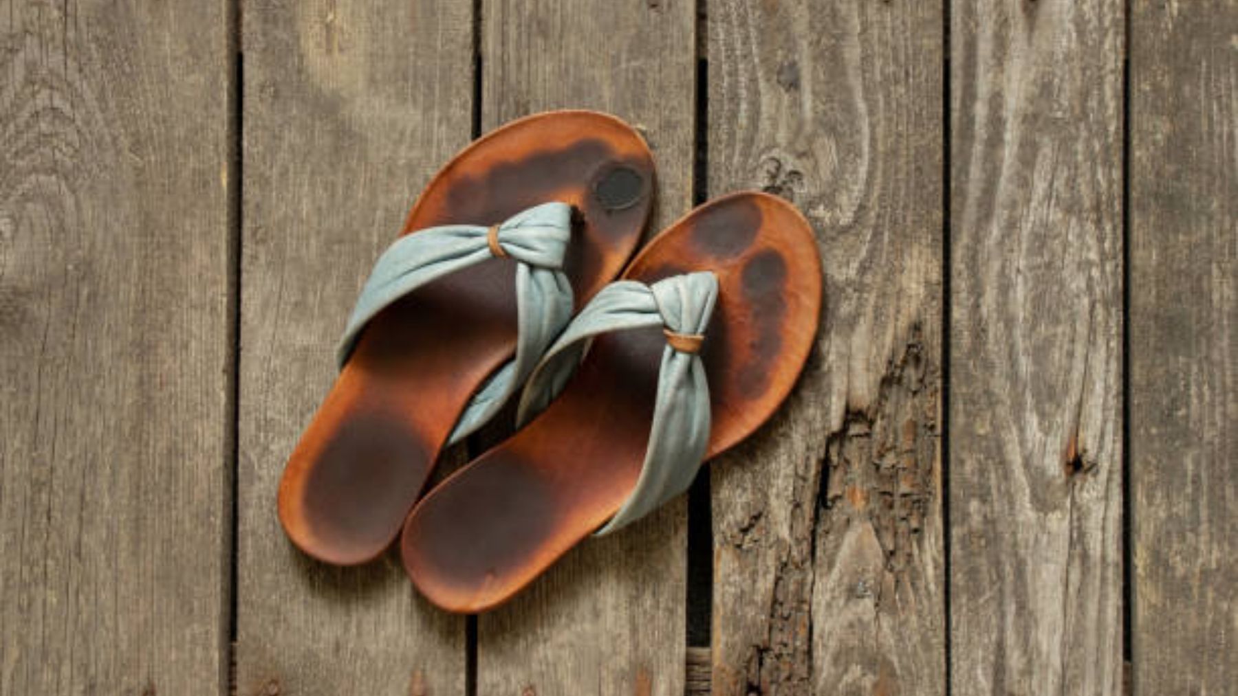 El truco mágico para acabar con las huellas negras de las sandalias: quedarán impolutas