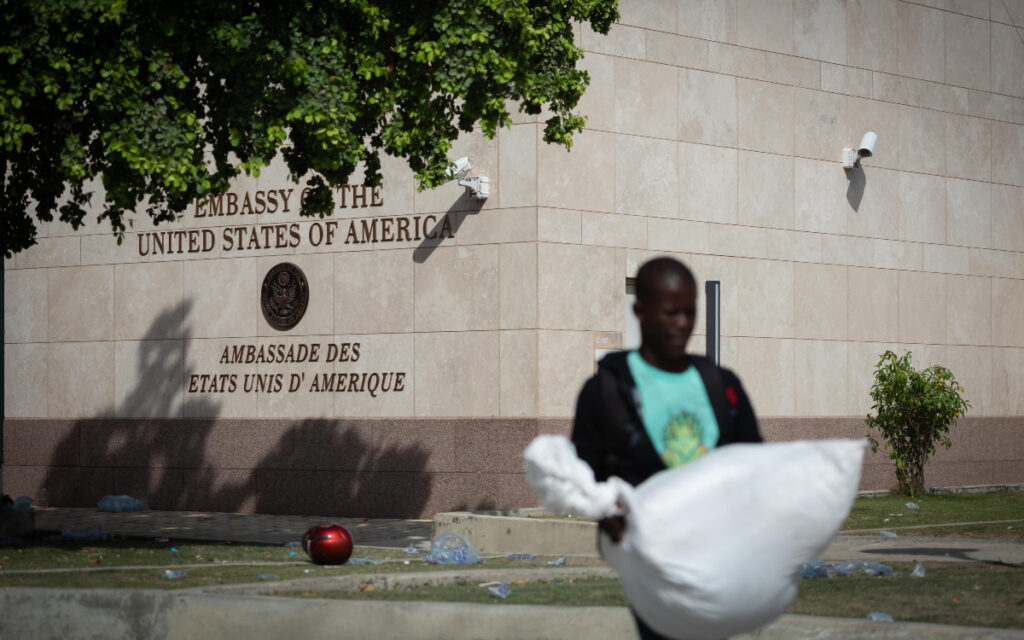 Embajada de EU en Haití confina a diplomáticos por 'intensos tiroteos'