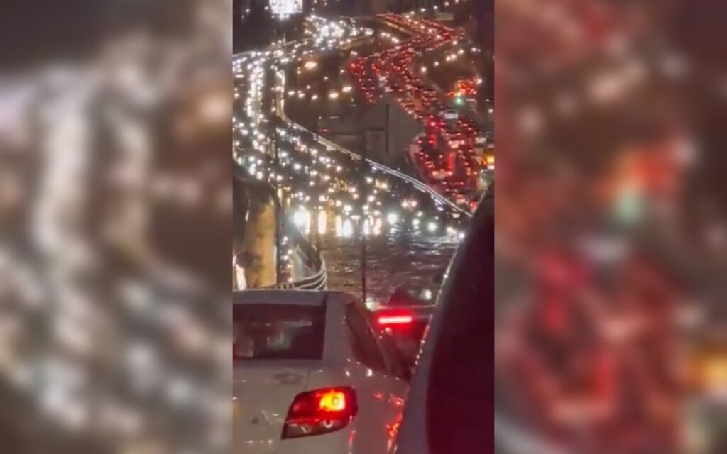 Embotellamiento vial en segundo piso del Periférico por lluvias | Videos