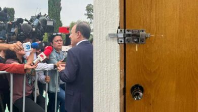 Encierran a reporteros en el INE... consejera pide investigar