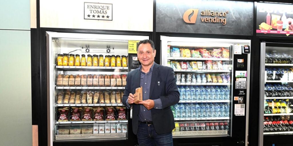 Enrique Tomás lleva los bocadillos de jamón a las máquinas expendedoras