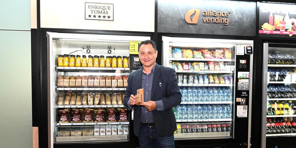 Enrique Tomás lleva los bocadillos de jamón a las máquinas expendedoras