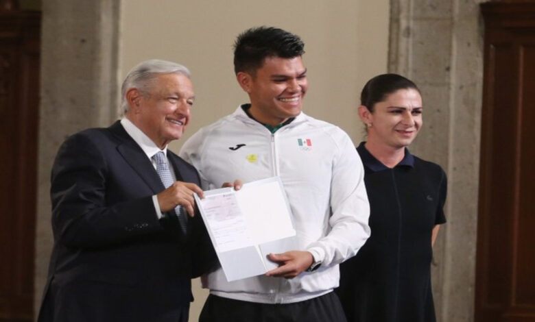 Entrega AMLO estímulos económicos a la delegación mexicana que se coronó en San Salvador 2023 | Tuit