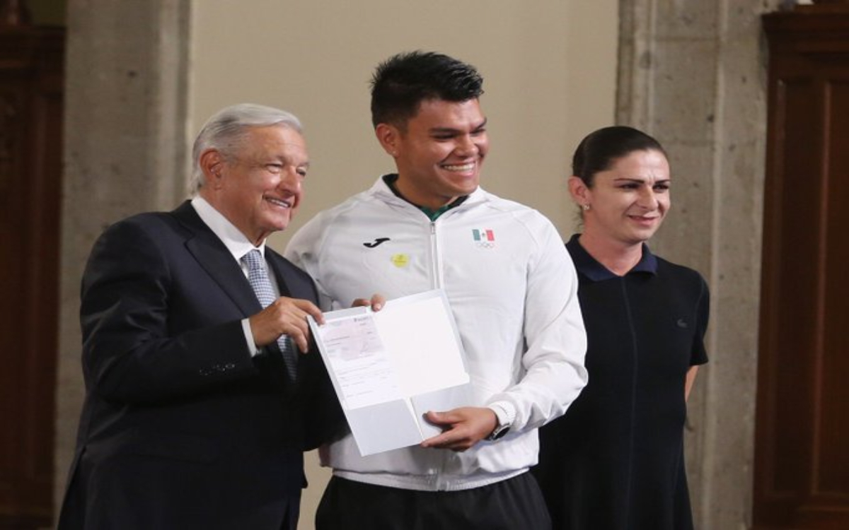 Entrega AMLO estímulos económicos a la delegación mexicana que se coronó en San Salvador 2023 | Tuit