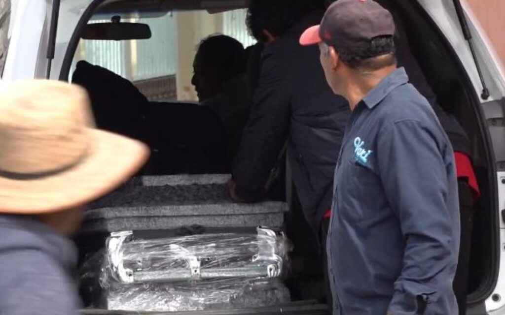 Entregan a familiares cuerpos de fallecidos tras volcadura de autobús en Oaxaca